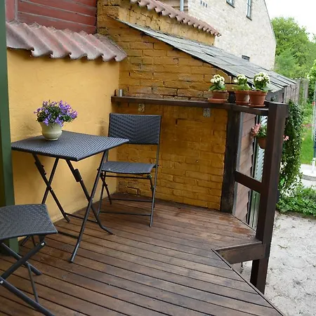 House With Terrace, Garden And Free Parking Nocleg ze śniadaniem